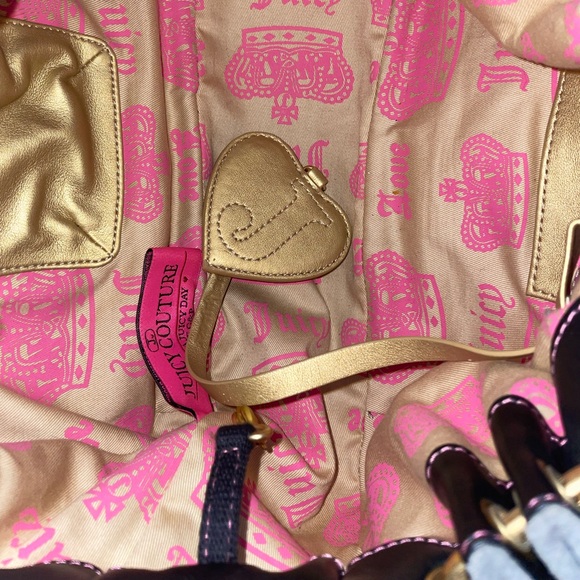 🖤🩷🩶 Rare Juicy Couture Handbag with Black Flowers and Gold Hardware Details - Picture 13 of 16